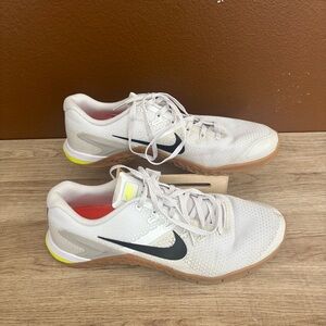 Nike Met on 4 Light Bone Gum Training Shoes Men’s Size 11 AH7453-100